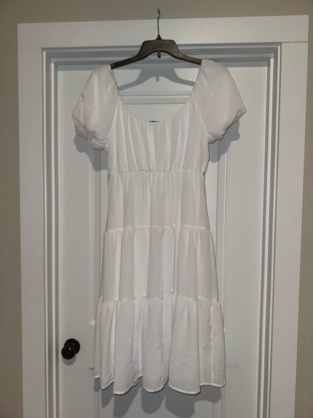 White Short-Sleeve Tiered Midi Dress size M